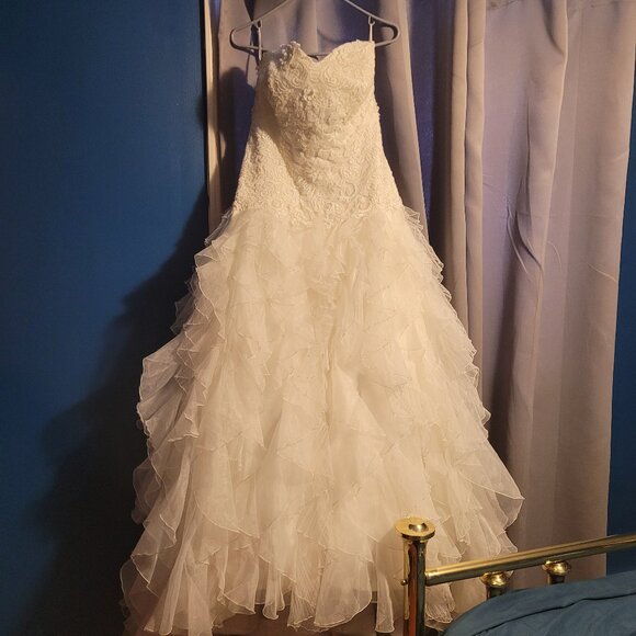 Wedding Dress - Picture 1 of 4